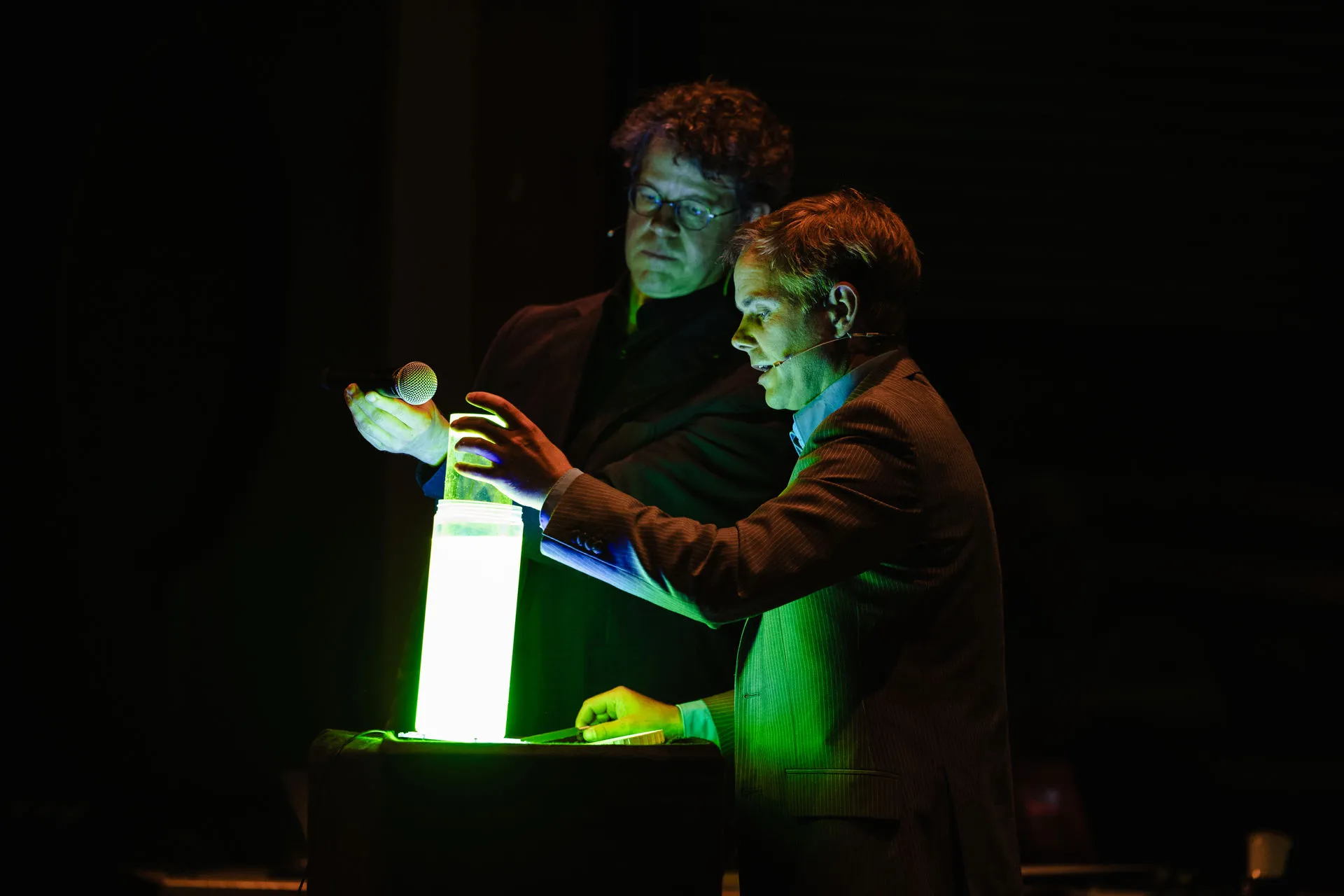 Mitarbeitende bei einem Firmenevent mit Experimenten