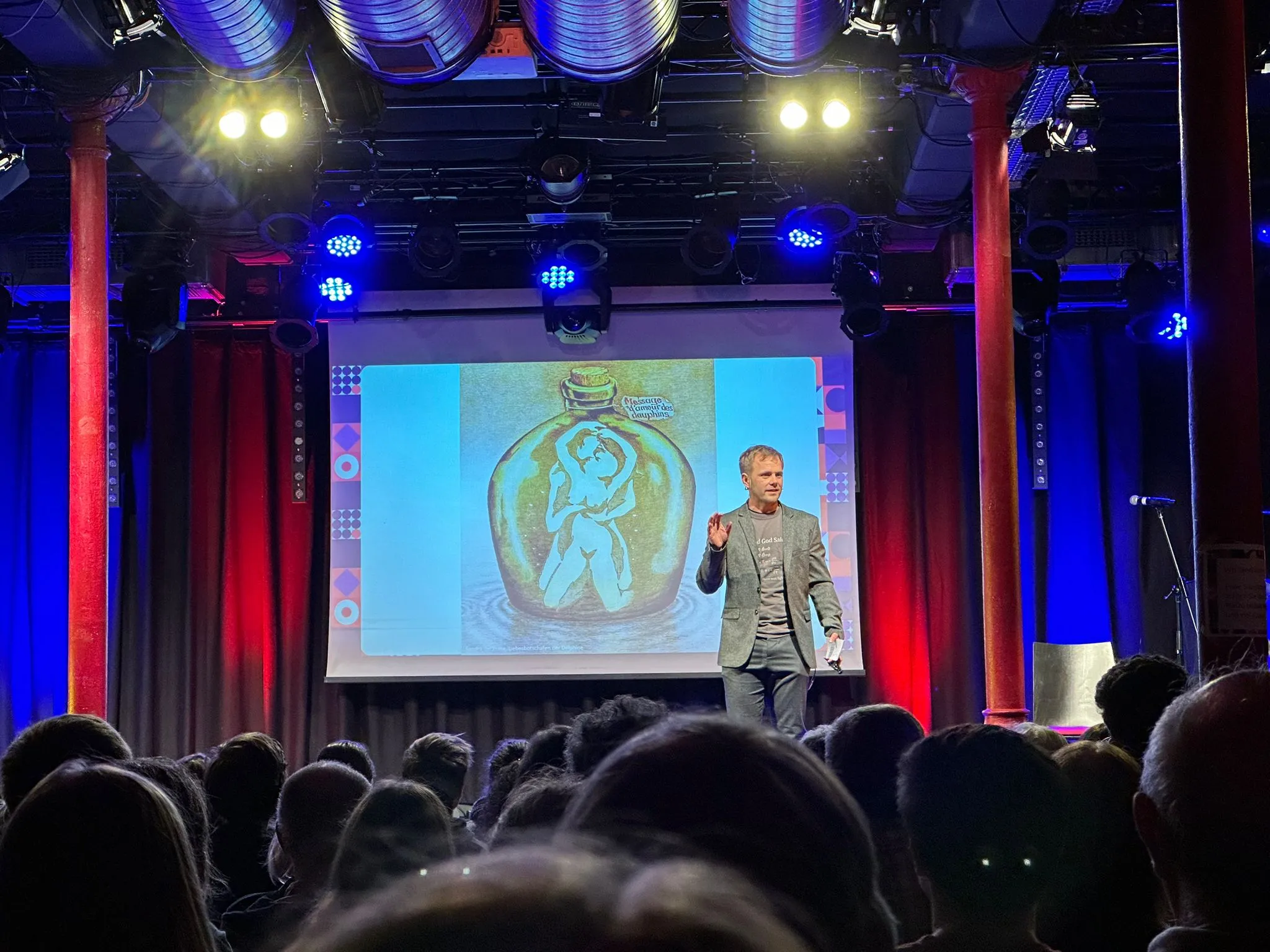 Slammer:in auf der Bühne beim Freisinger Science Slam