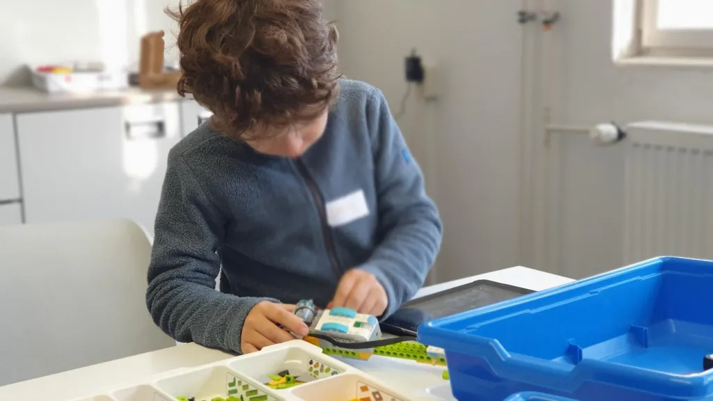 Workshop-Teilnehmende beim Experimentieren