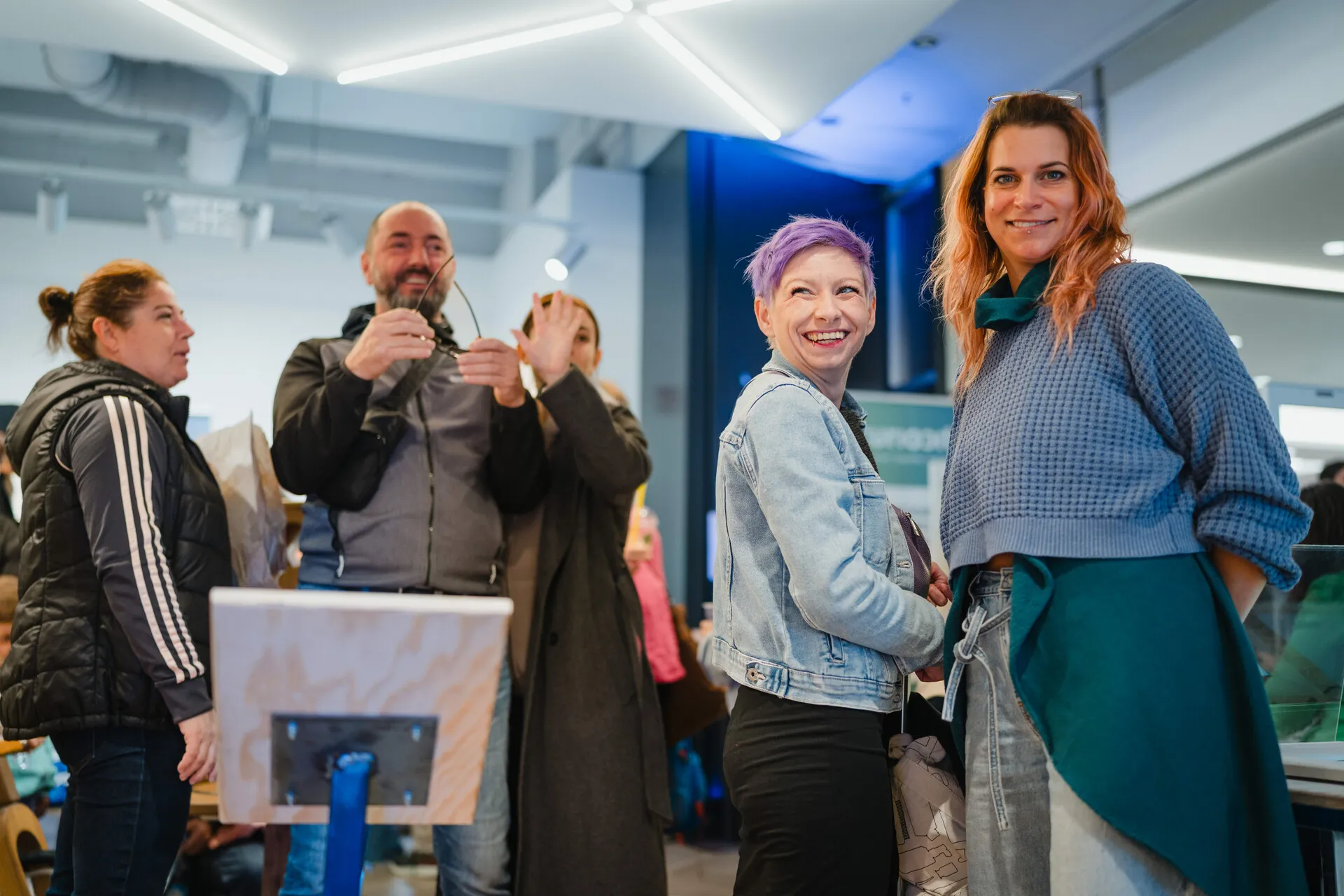 Lachende Besuchergruppe im Pop-up Science Center