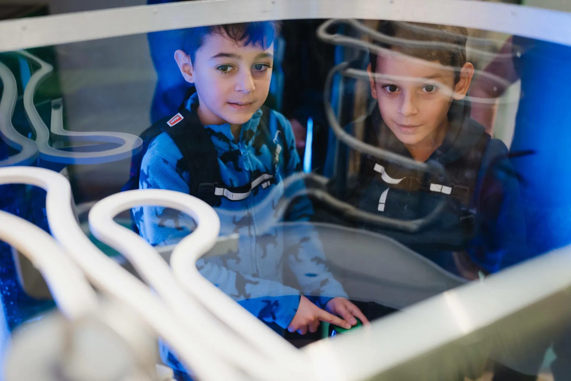 Zwei Kinder an der Kugelbahn im Pop-up Science Center