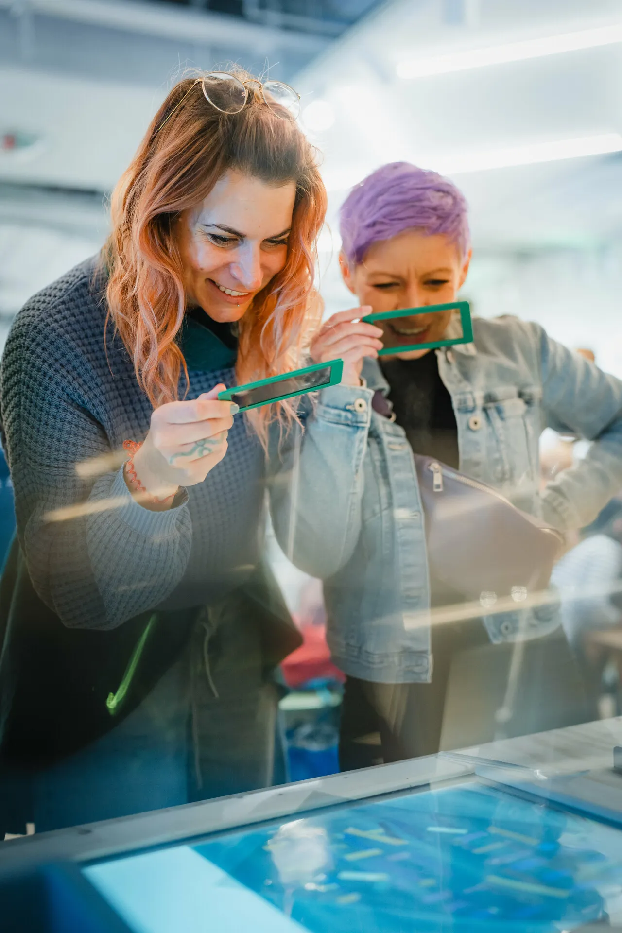 Zwei Besucherinnen experimentieren mit Polarisationsfiltern