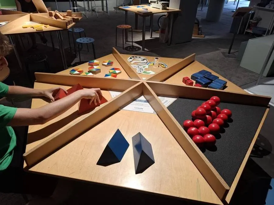 Die 2-teilige Pyramide, Exponat im Pop-up Science Center