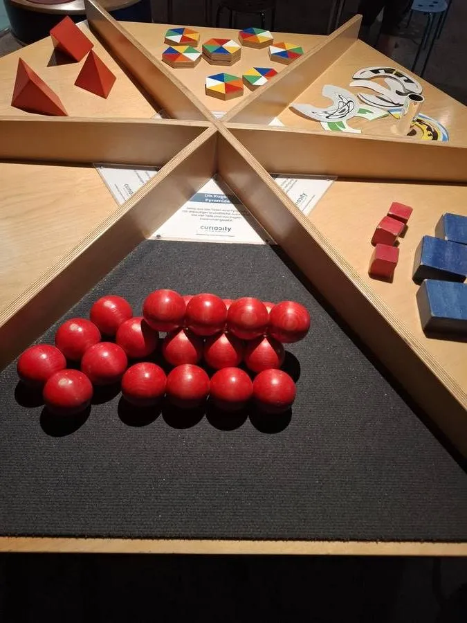 Kugelpyramide, Exponat im Pop-up Science Center