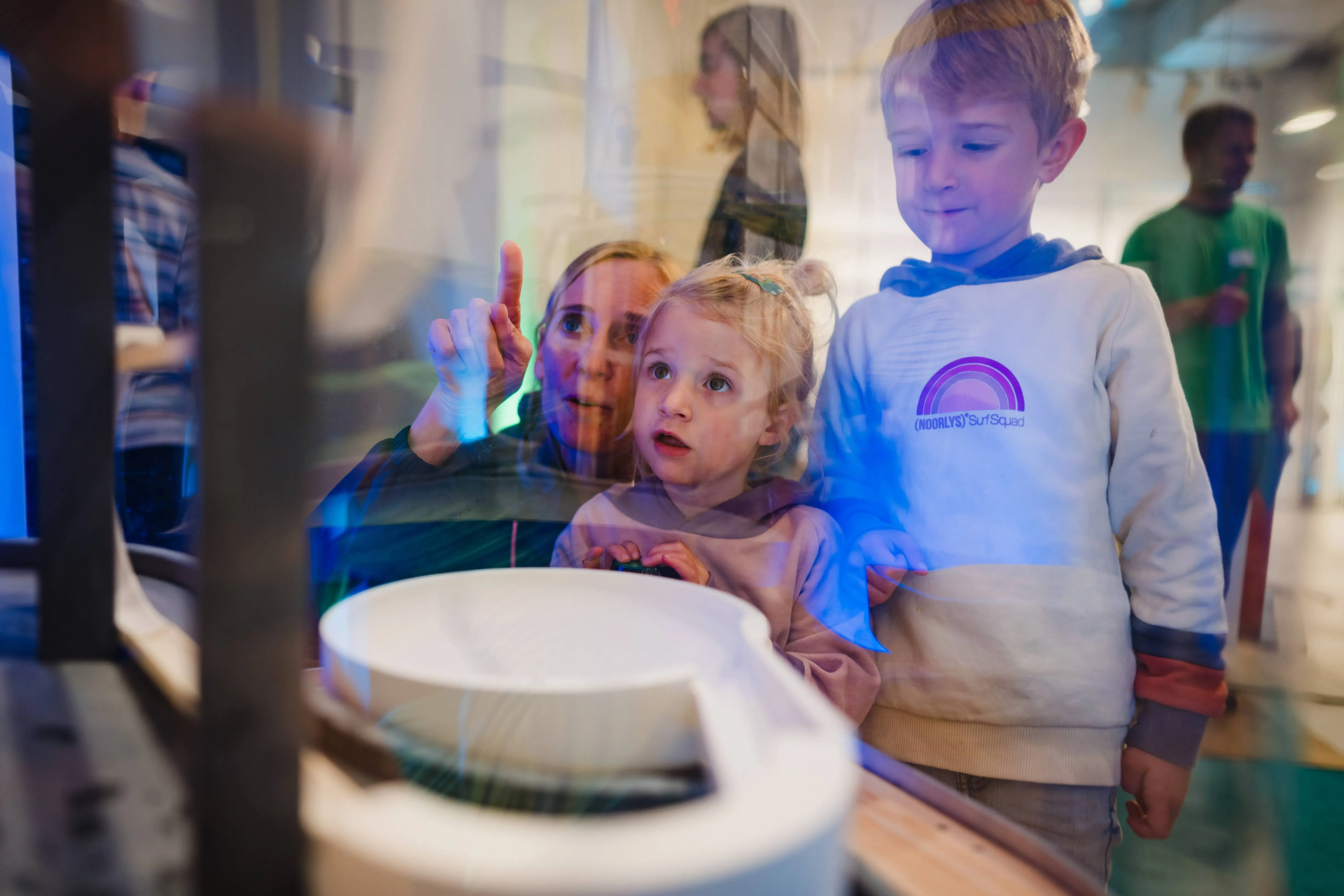 Besucherin an einer Mitmach-Station im Pop-up