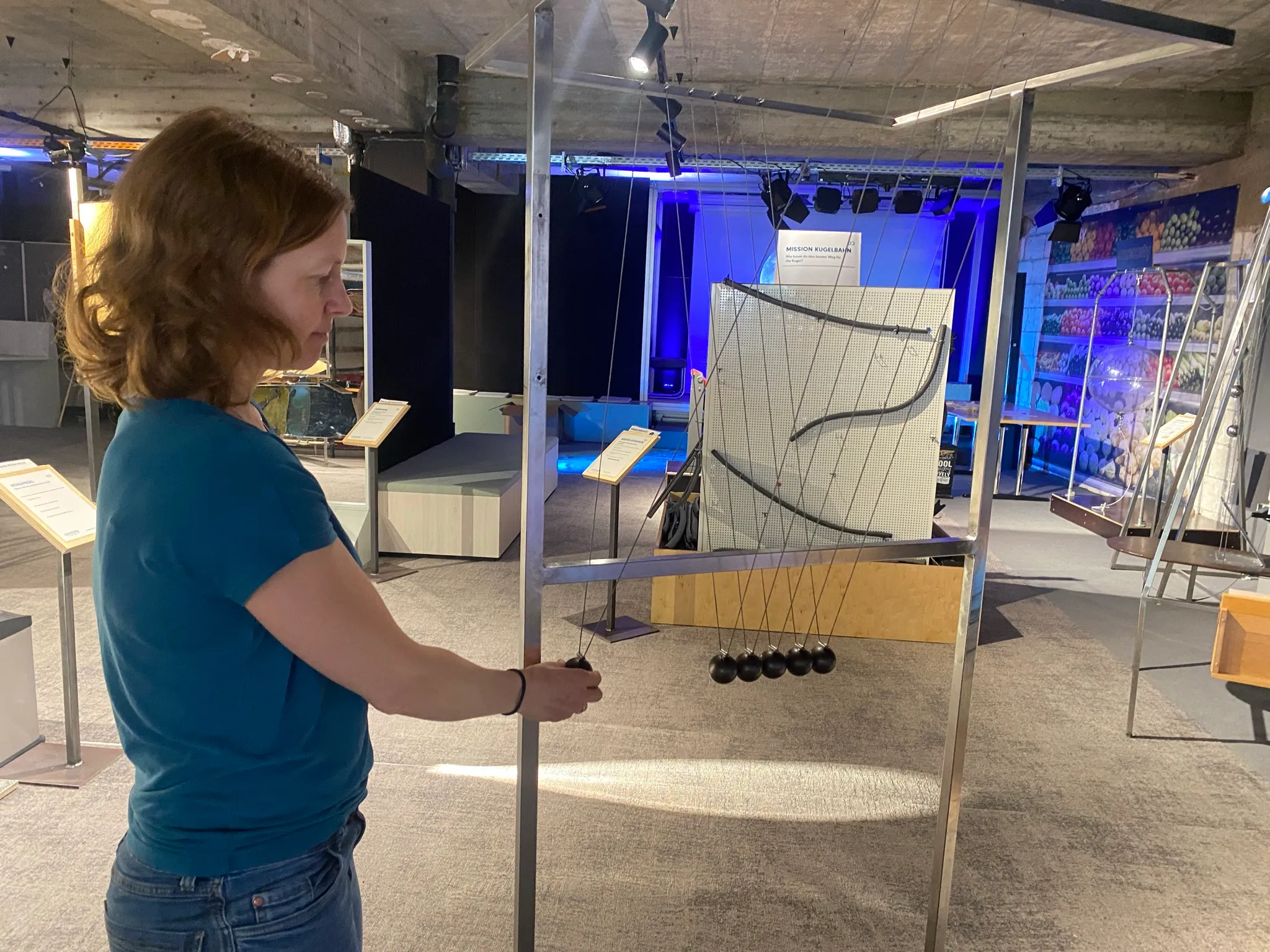 Großes Klick-Klack, überdimensionales Kugelstoßpendel im Pop-up Science Center