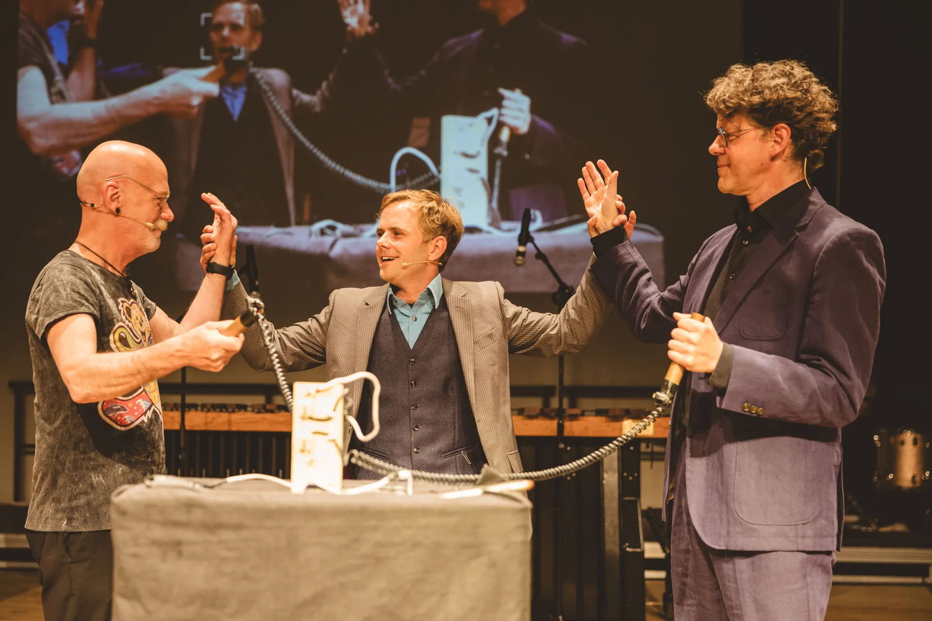 Kim und die Leiter der Musikschule Freising auf der Bühne bei Sound of Science