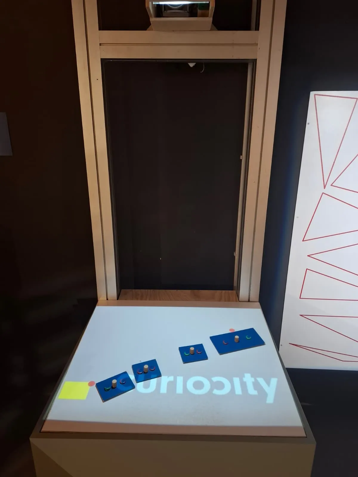 Kugelbahn-Simulator, projizierte Bahnelemente auf einem Tisch im Pop-up Science Center