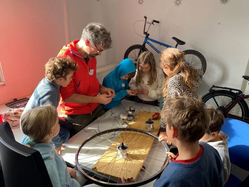 Kinder bei der MINT Garage