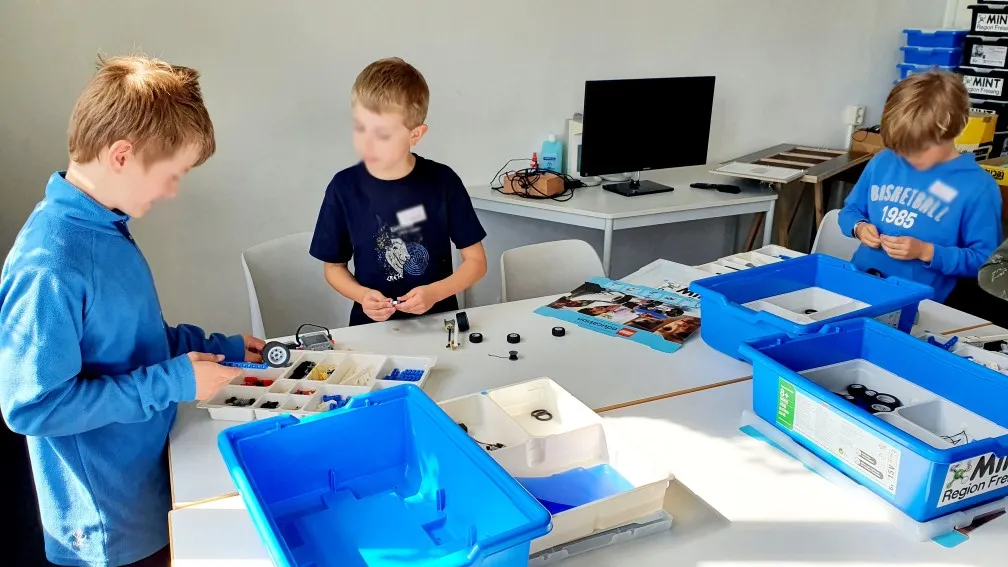 Kinder bauen gemeinsam mit LEGO-Bausteinen