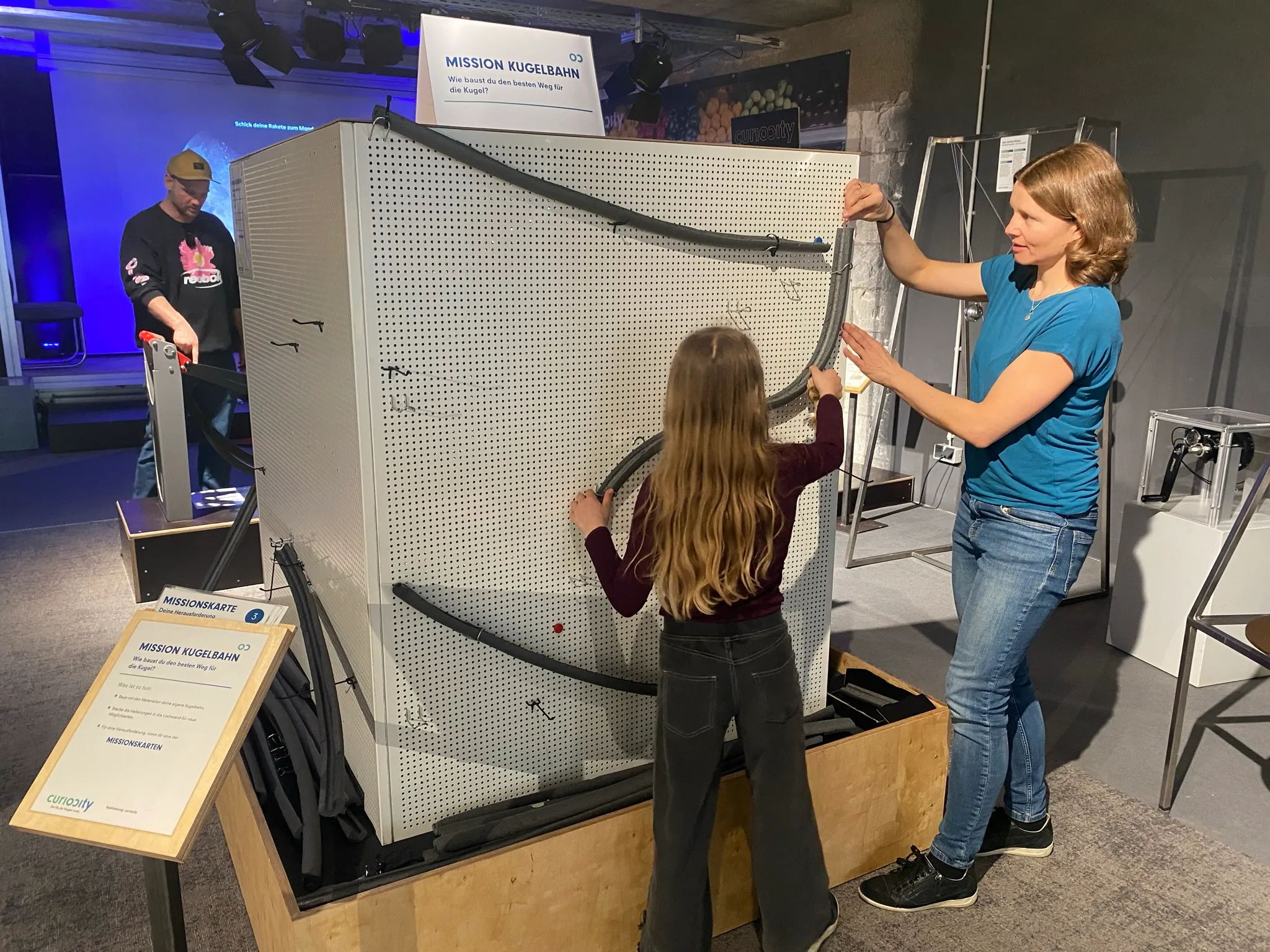 Mission Kugelbahn, Lochwand mit Bahnelementen im Pop-up Science Center