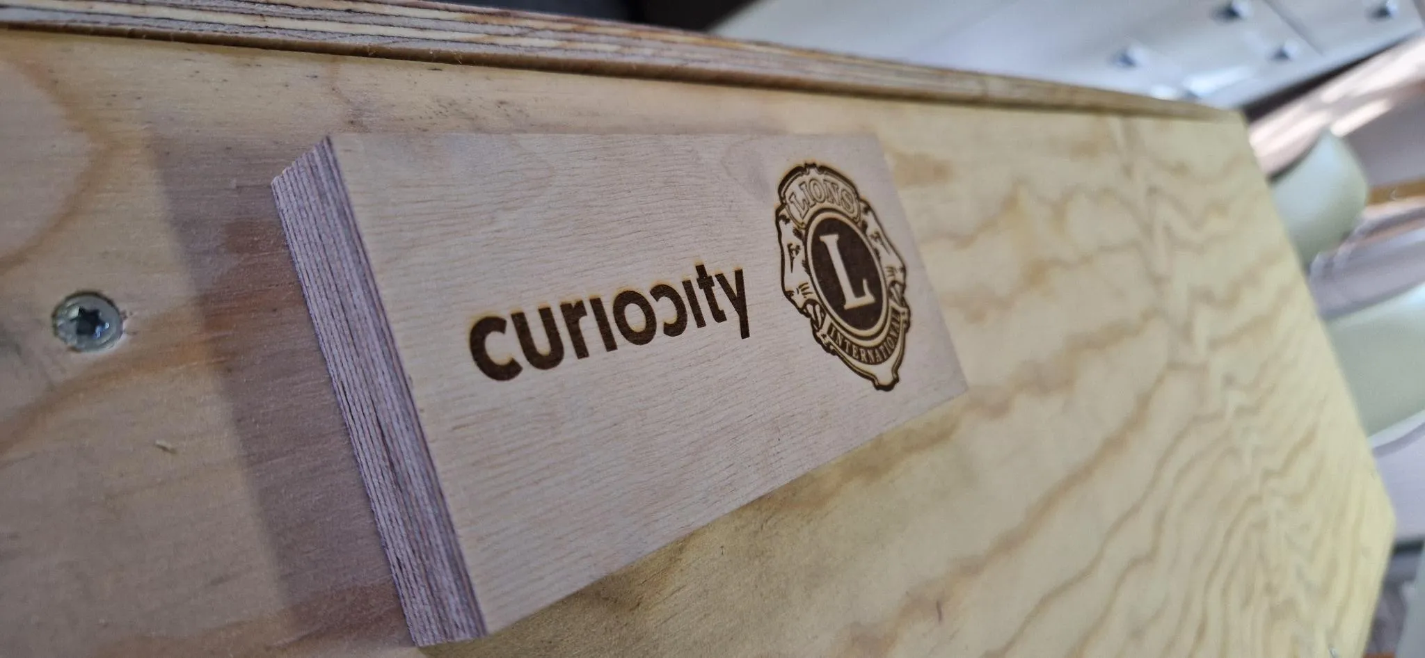 curiocity-Namensschild aus Holz, Prototyp-Material für den neuen Nebel-Tornado