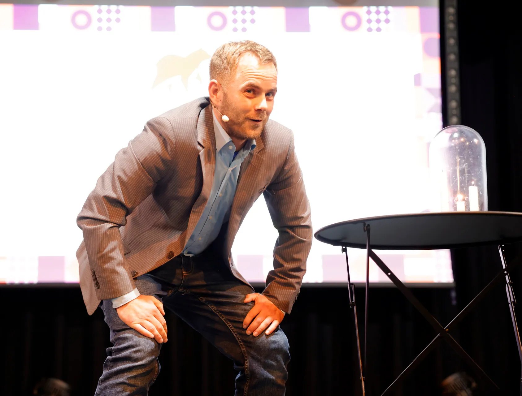 Moderator auf der Bühne beim 3. Freisinger Science Slam