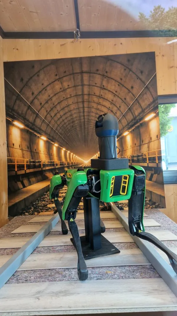 Spot Roboter vor Bahntunnel-Kulisse