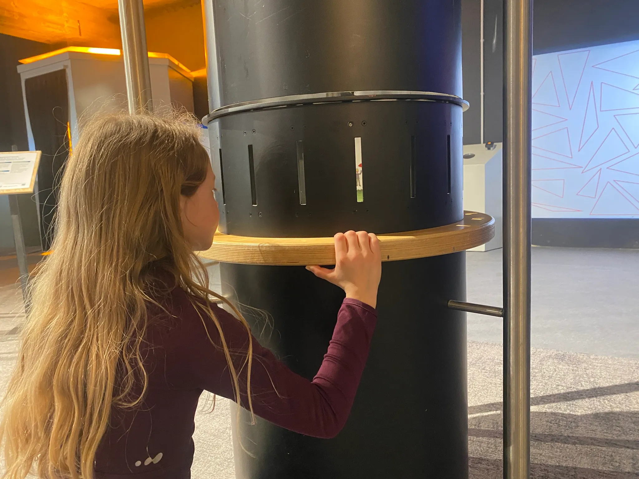 Zoetrop (Wundertrommel), drehbare Bildtrommel im Pop-up Science Center